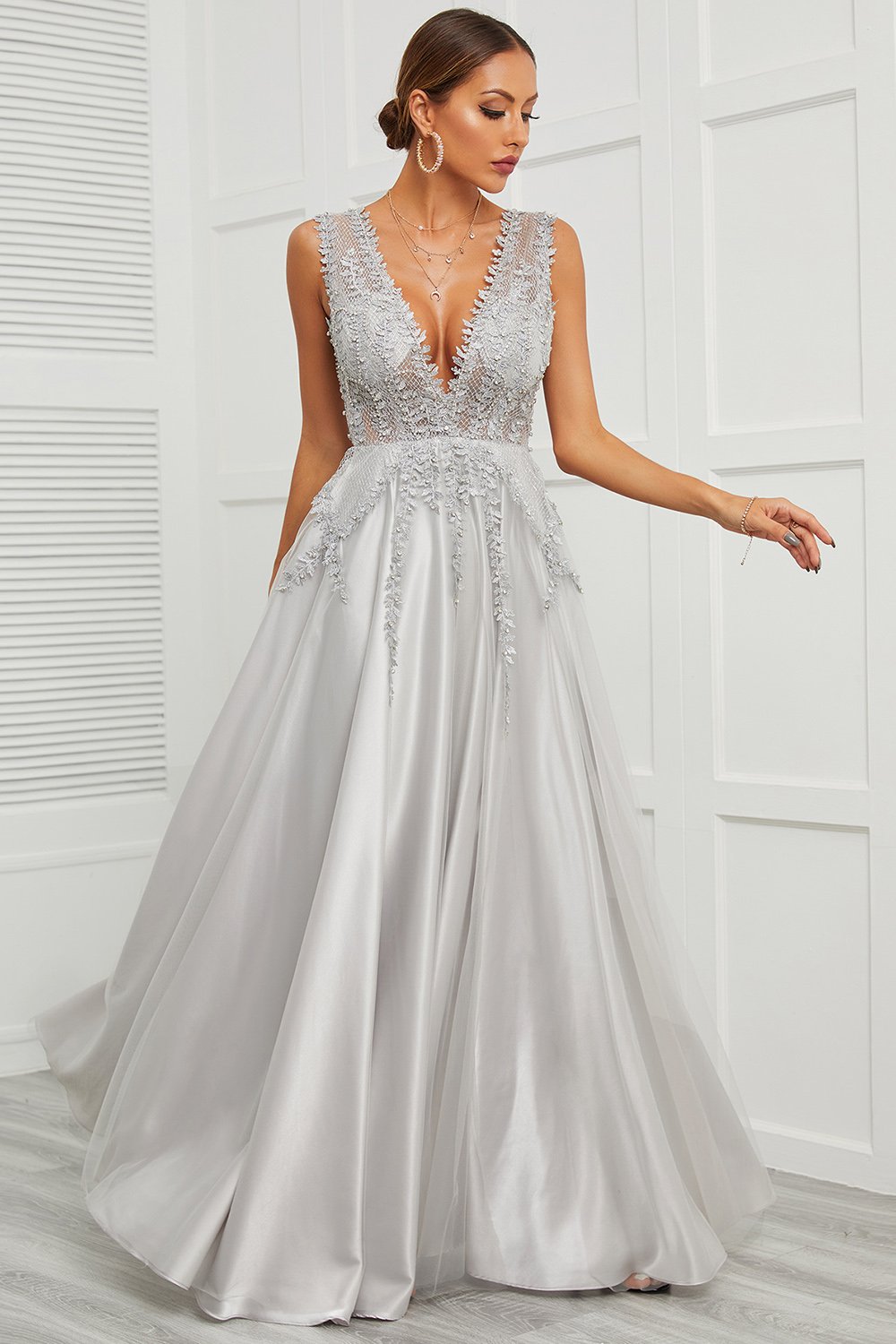 Robe de bal longue grise à décolleté en V profond et appliques