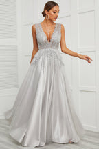 Robe de bal longue grise à décolleté en V profond et appliques