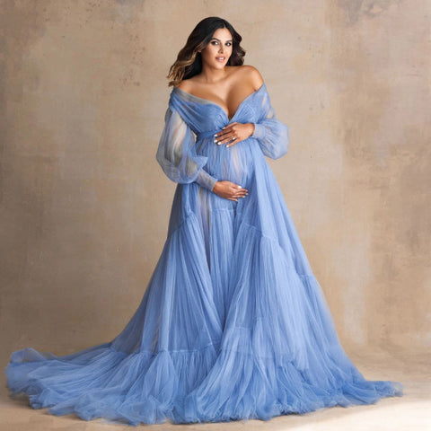 6117#Vestido de maternidad azul esponjoso con volantes y tul para sesión de fotos, con hombros descubiertos, ideal para fotografía de embarazo. Incluye fajín.
