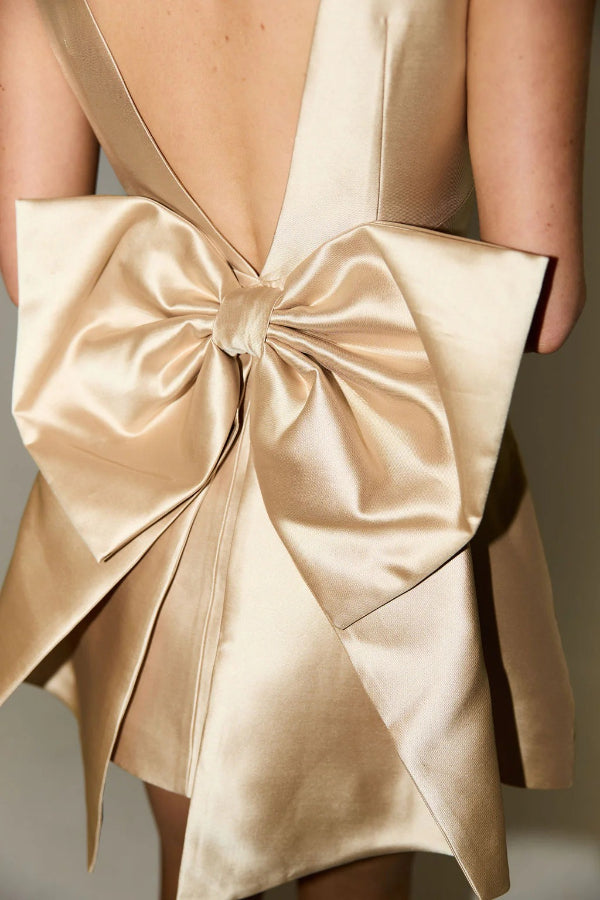 Robe mini Ultimate Muse en satin à nœud oversize et col carré 