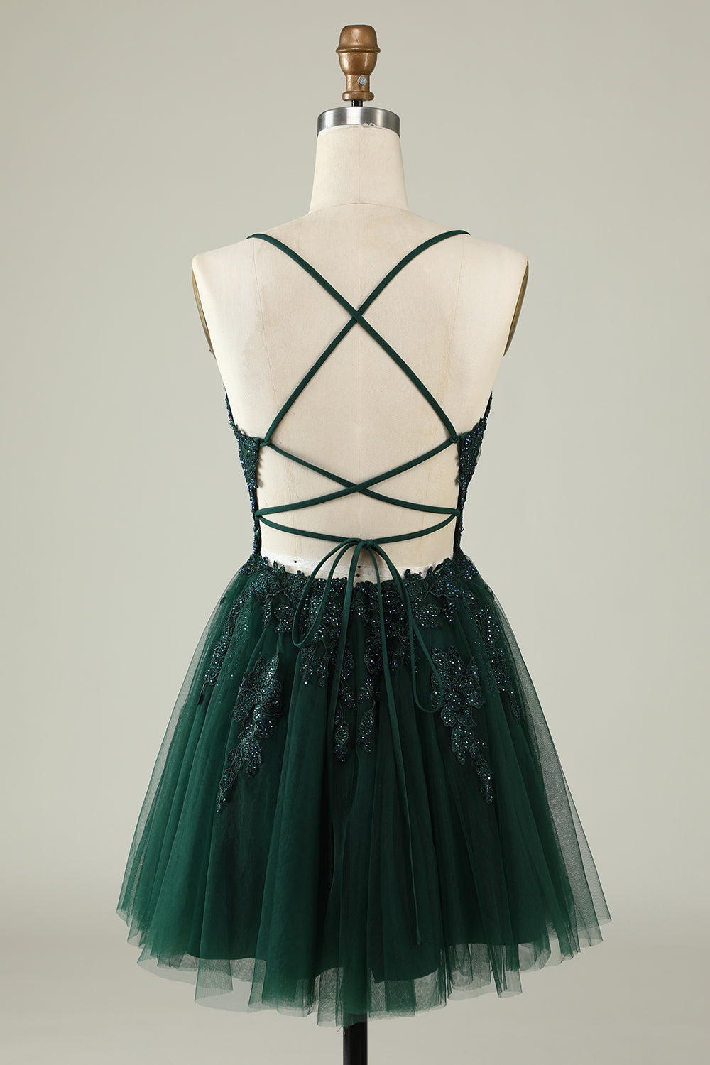 Vestido corto de tul con tirantes finos, corte en A y apliques, ideal para fiestas de bienvenida.