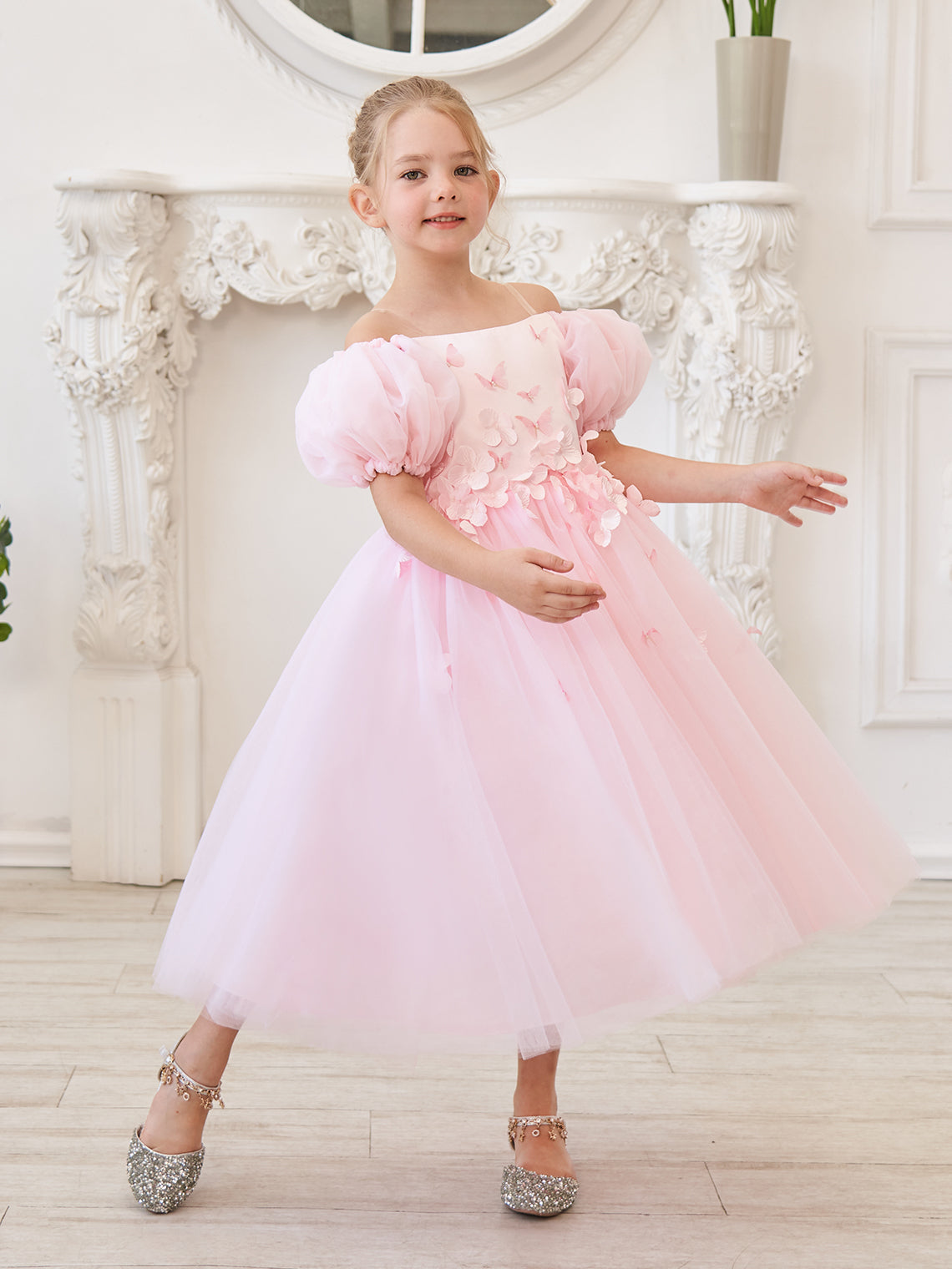 Vestido de niña de las flores de largo midi con mangas abullonadas, hombros descubiertos, apliques florales 3D y tul. 