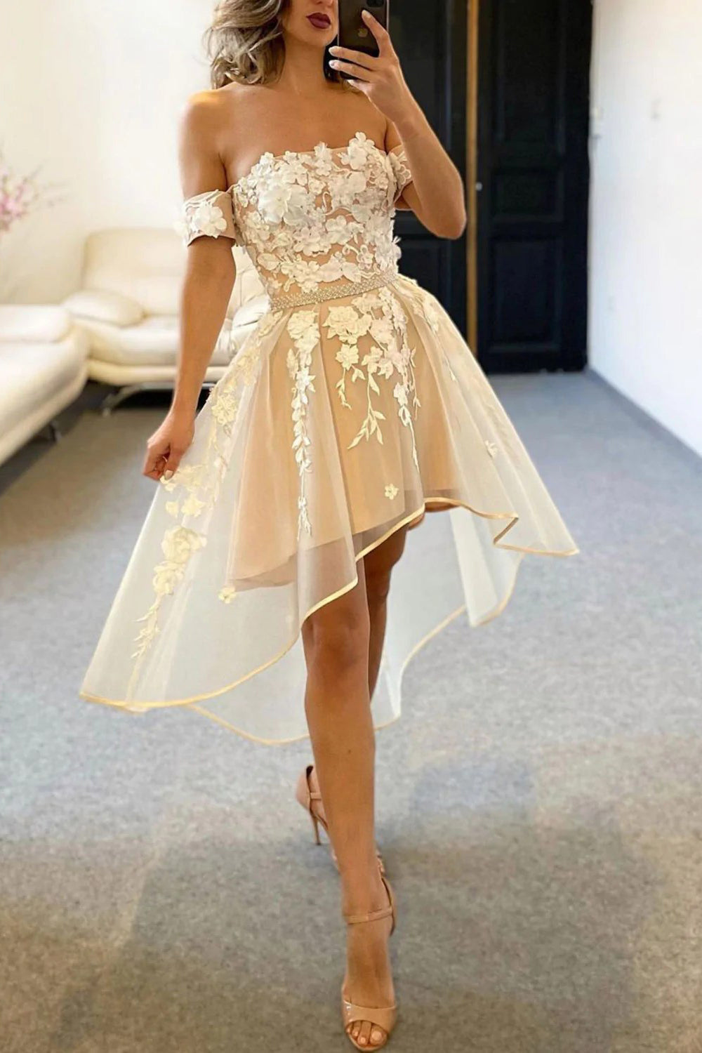 Robe de bal champagne asymétrique à épaules dénudées avec appliques