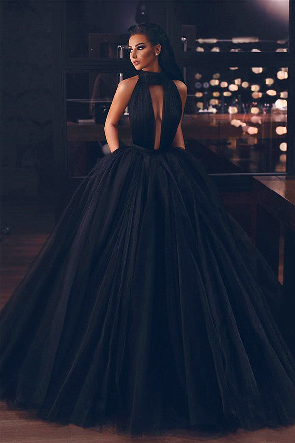 Vestido de gala de tul negro de cuello alto sin mangas
