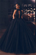 Vestido de gala de tul negro de cuello alto sin mangas