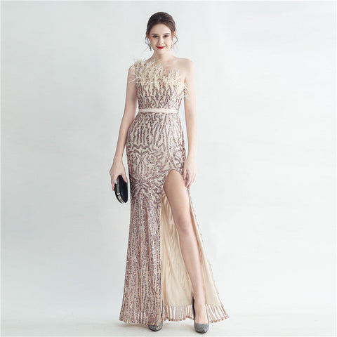 Robe de soirée en mèches de poils d'autruche, style industriel, avec fente oblique à l'épaule. 