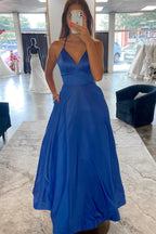 Vestido largo de fiesta azul con escote halter y corte en A, espalda cruzada.