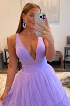 Robe de bal violette à décolleté plongeant et volants