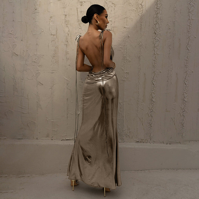 Vestido de noche ajustado de corte ajustado, con escote barco, espalda descubierta y tejido metalizado, ideal para primavera y verano. 
