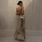 Vestido de noche ajustado de corte ajustado, con escote barco, espalda descubierta y tejido metalizado, ideal para primavera y verano. 