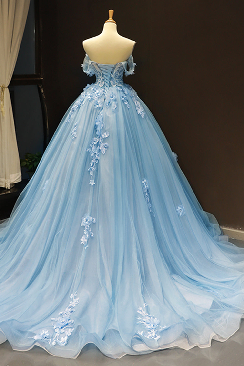 Robe de bal légère à épaules dénudées