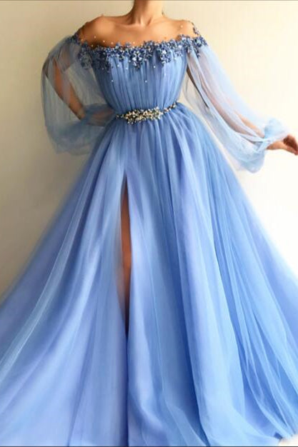 Vestido largo de fiesta de tul con hombros descubiertos, mangas largas, cuentas y aberturas