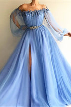 Vestido largo de fiesta de tul con hombros descubiertos, mangas largas, cuentas y aberturas
