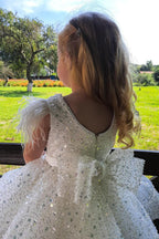 Ravissante robe de demoiselle d'honneur à sequins et manches courtes ornée de plumes.