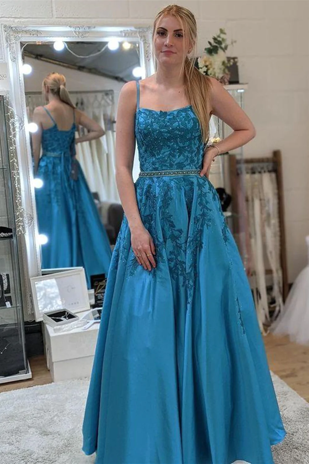 Robe de bal longue en dentelle bleue, dos nu et coupe trapèze, avec ceinture, robe de soirée bleue en dentelle, robe de cérémonie bleue Y174