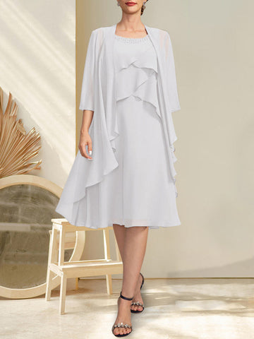 Vestido de gasa corte A con escote redondo y largo hasta la rodilla para la madre de la novia, con pedrería.