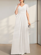 Robe de mère de la mariée en mousseline de soie, coupe trapèze, col en V, longueur au sol, avec plis.