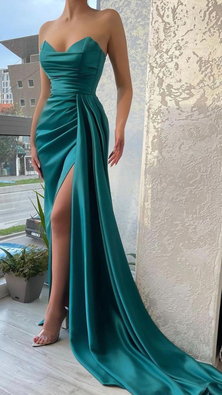 Vestido largo de noche verde sin tirantes de satén Y126
