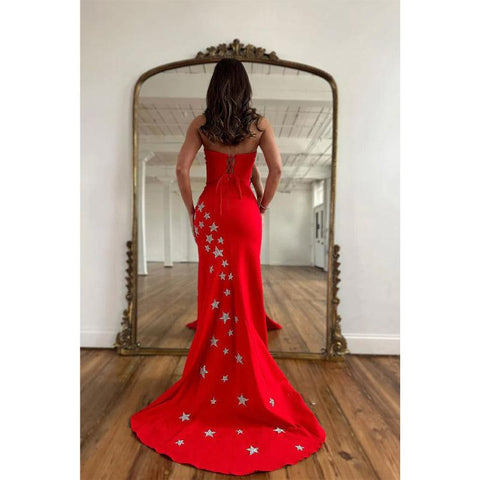 Robe de bal longue rouge fendue sur le côté, sans bretelles et perles