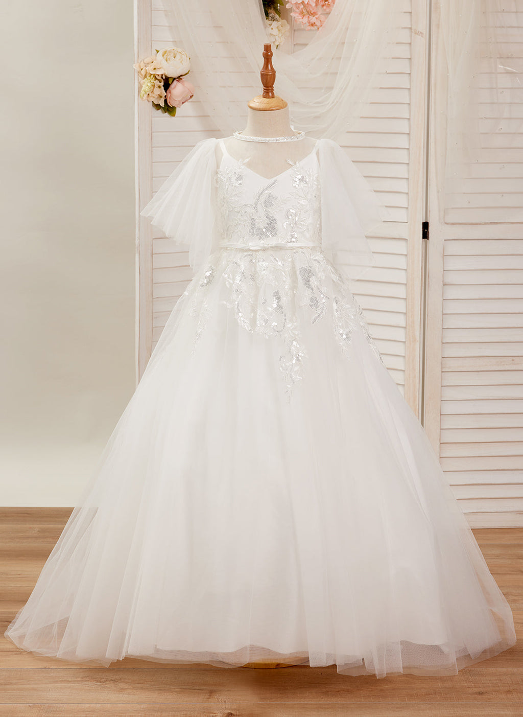 Vestido de niña de las flores para la Primera Comunión, corte en A, de tul con cola de barrido, color marfil. 