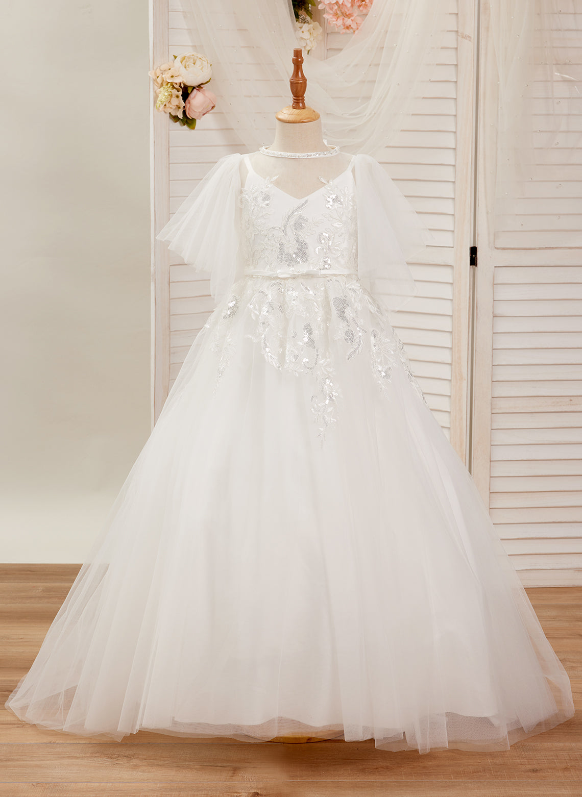 Vestido de niña de las flores para la Primera Comunión, corte en A, de tul con cola de barrido, color marfil. 