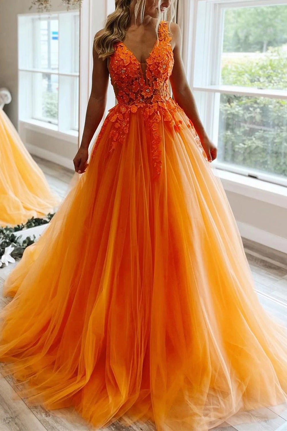 Vestido de fiesta naranja de corte A con escote en V y apliques