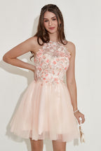 Vestido de fiesta color champán con escote halter y bordado