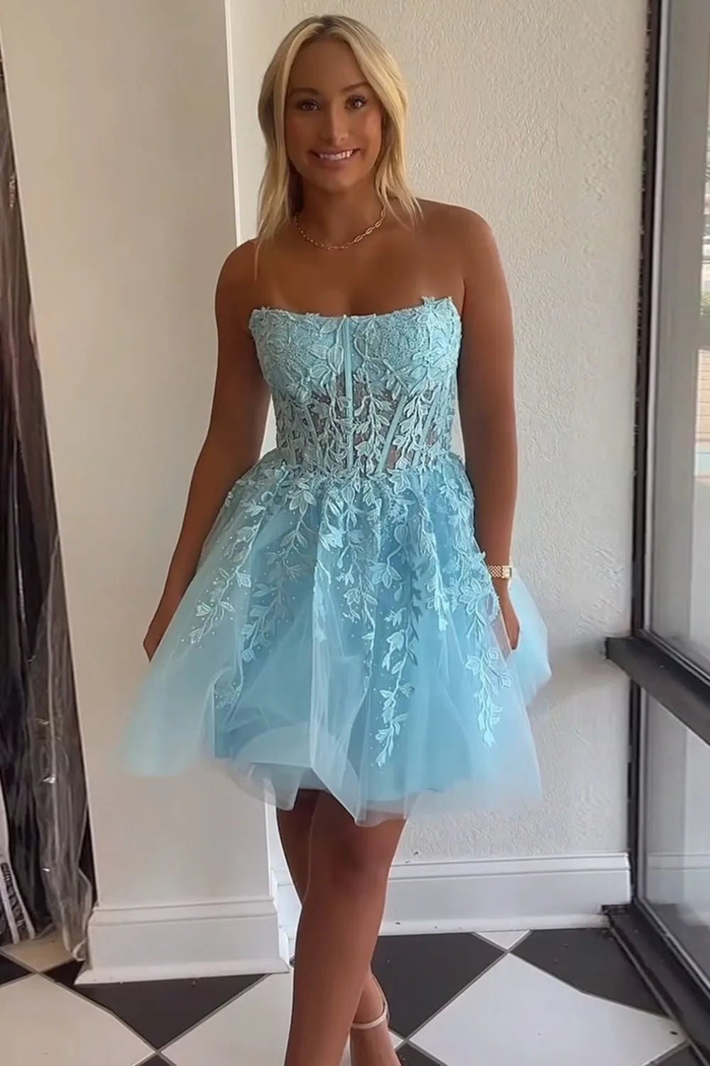 Vestido corto de fiesta morado sin tirantes, corte en A, de tul con corsé y apliques