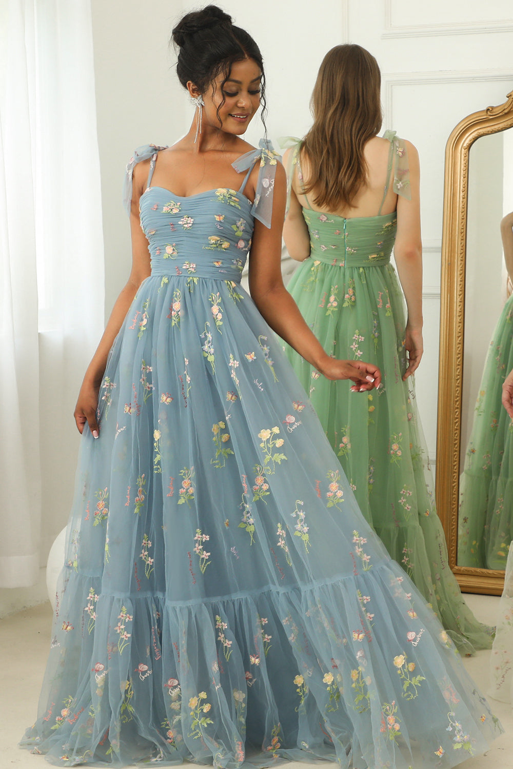 Vestido de fiesta color champán con tirantes finos, corte en A y apliques