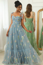 Vestido de fiesta color champán con tirantes finos, corte en A y apliques