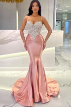Atractivo vestido de fiesta largo de sirena con tirantes finos, encaje y cola