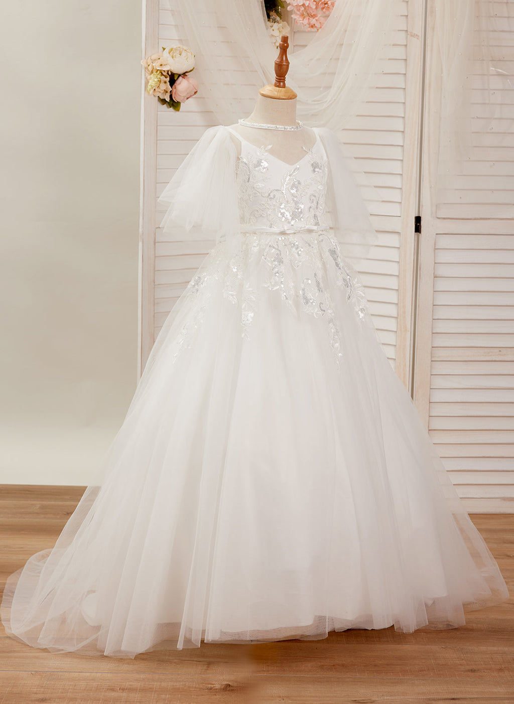 Vestido de niña de las flores para la Primera Comunión, corte en A, de tul con cola de barrido, color marfil. 