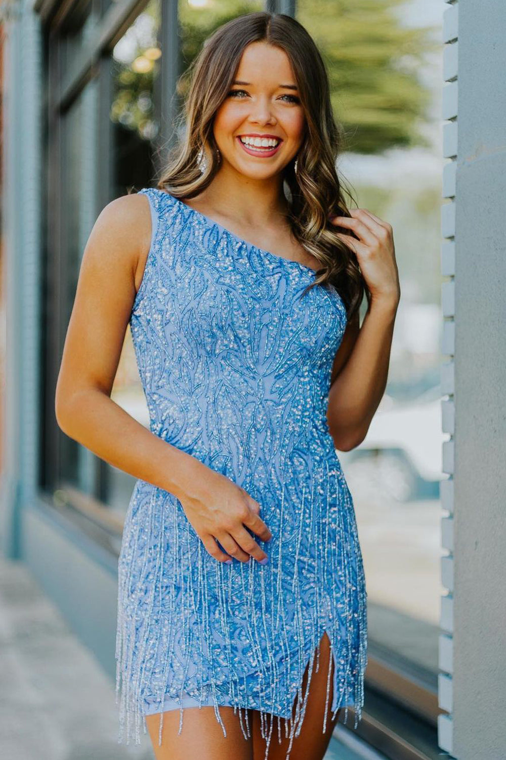 Robe fourreau asymétrique à sequins courte avec pompon, style bal de promo. Robe courte asymétrique à une épaule, ornée de sequins et de franges.