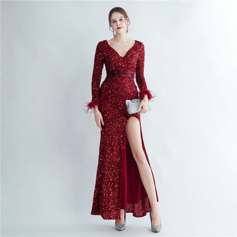 Robe de soirée sirène à sequins et poignets en plumes d'autruche, fente latérale 