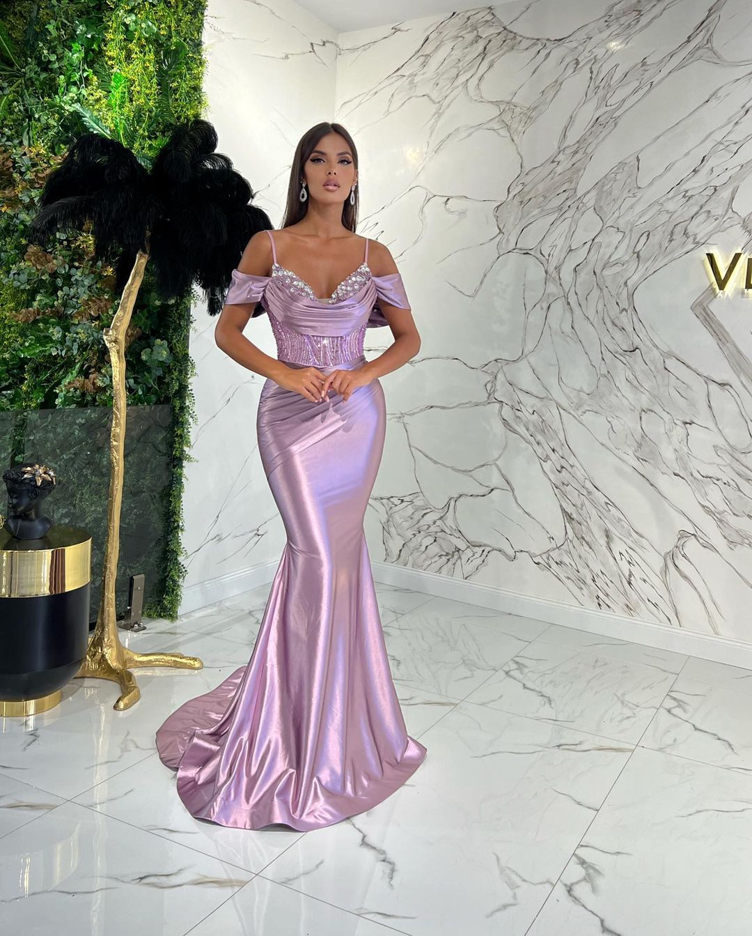Vestido largo de noche de satén con tirantes finos y escote corazón estilo sirena