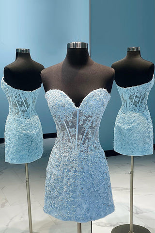 Robe de bal courte et moulante avec appliques