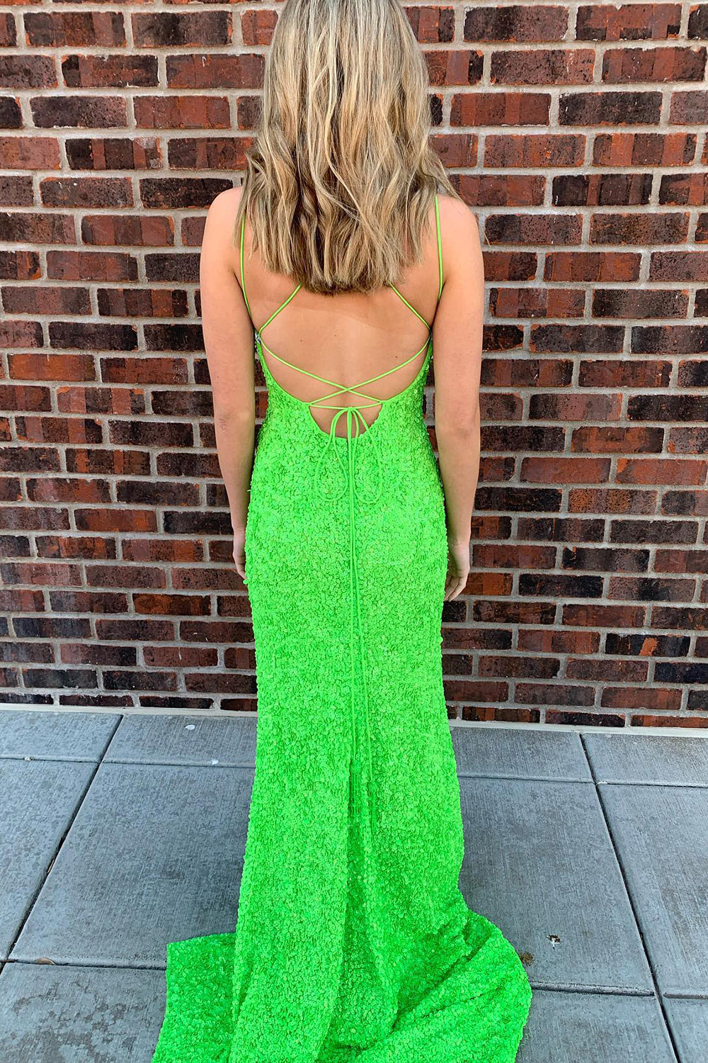 Robe de bal longue à sequins fluorescents avec dos croisé
