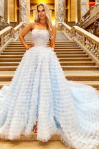 Vestido largo de fiesta azul claro sin tirantes, corte en A, con volantes