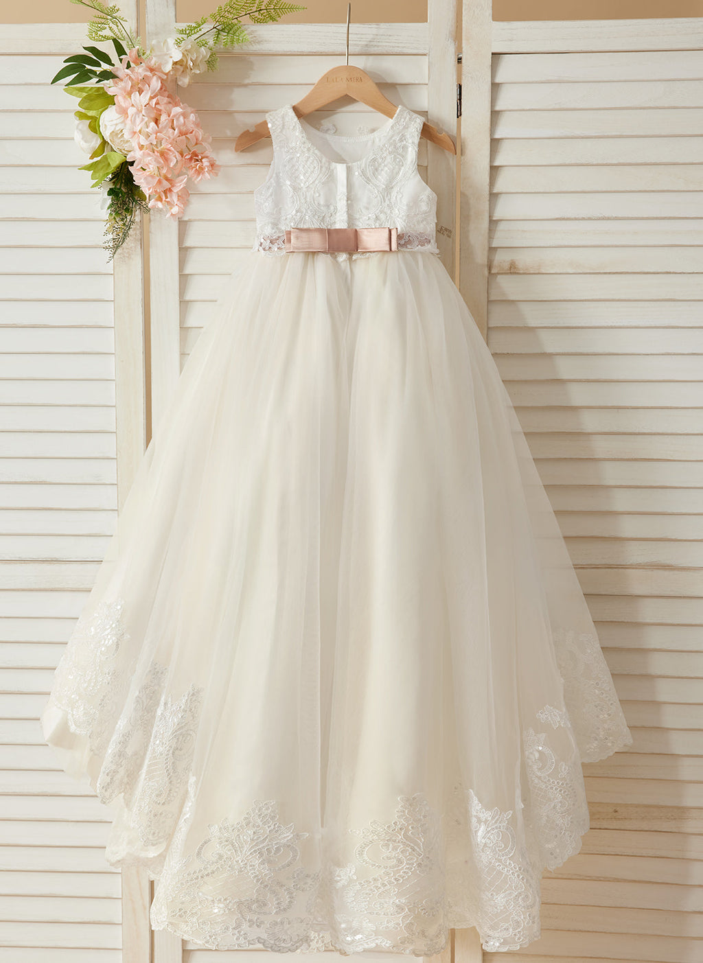 Vestido de niña de las flores color marfil, estilo princesa, con cola de tul y corte de baile. 