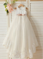 Vestido de niña de las flores color marfil, estilo princesa, con cola de tul y corte de baile. 