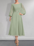 Vestido de chifón de corte A, largo té, para la madre de la novia, con escote redondo y broche de cristal plisado