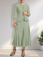 Vestido de novia de gasa, corte línea A, escote redondo, largo té, con lentejuelas y pedrería. 
