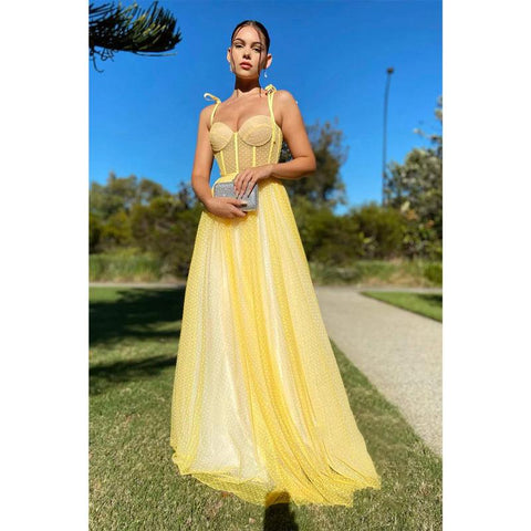 Robe de bal longue en tulle jaune à bretelles spaghetti et décolleté en cœur 