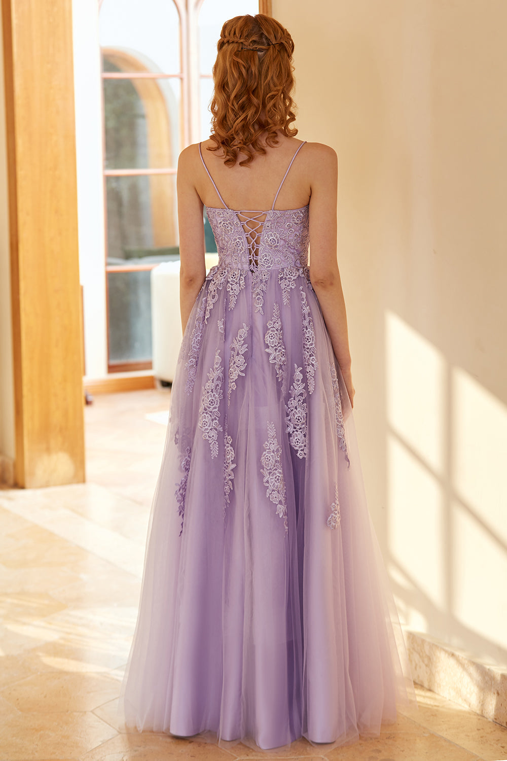 Robe de bal longue violet clair, coupe trapèze, bretelles spaghetti et appliques charmantes