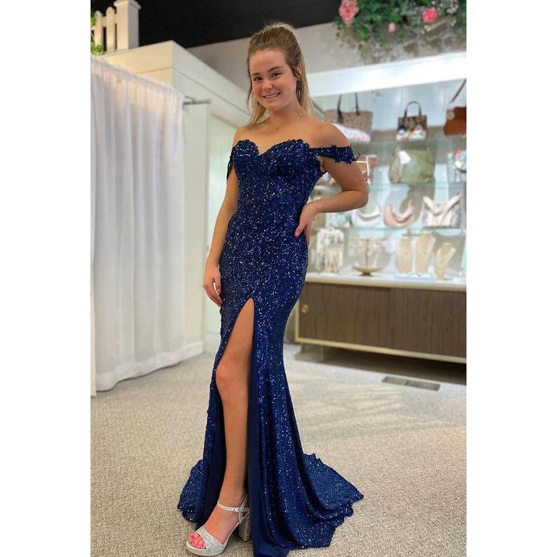 Vestido de noche sin mangas con abertura y lentejuelas, hombros descubiertos y corte tubo/columna