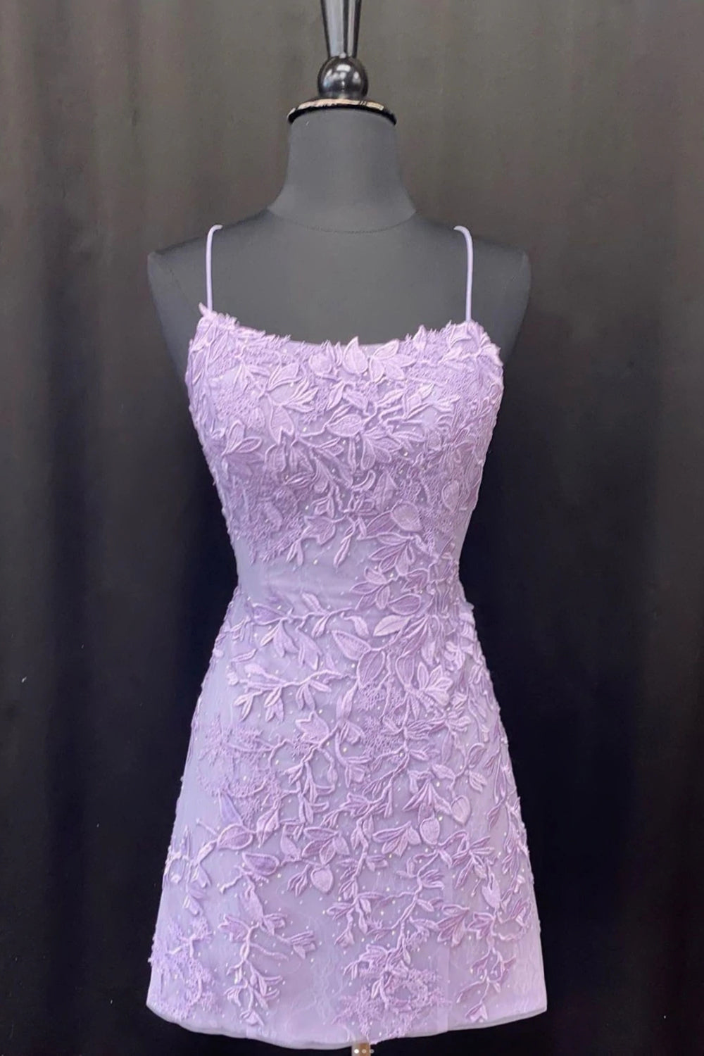 Robe de bal courte moulante à fines bretelles ornée d'appliqués