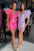 Robe fourreau courte élégante fuchsia/lilas pour le bal de promo, ornée de plumes.
