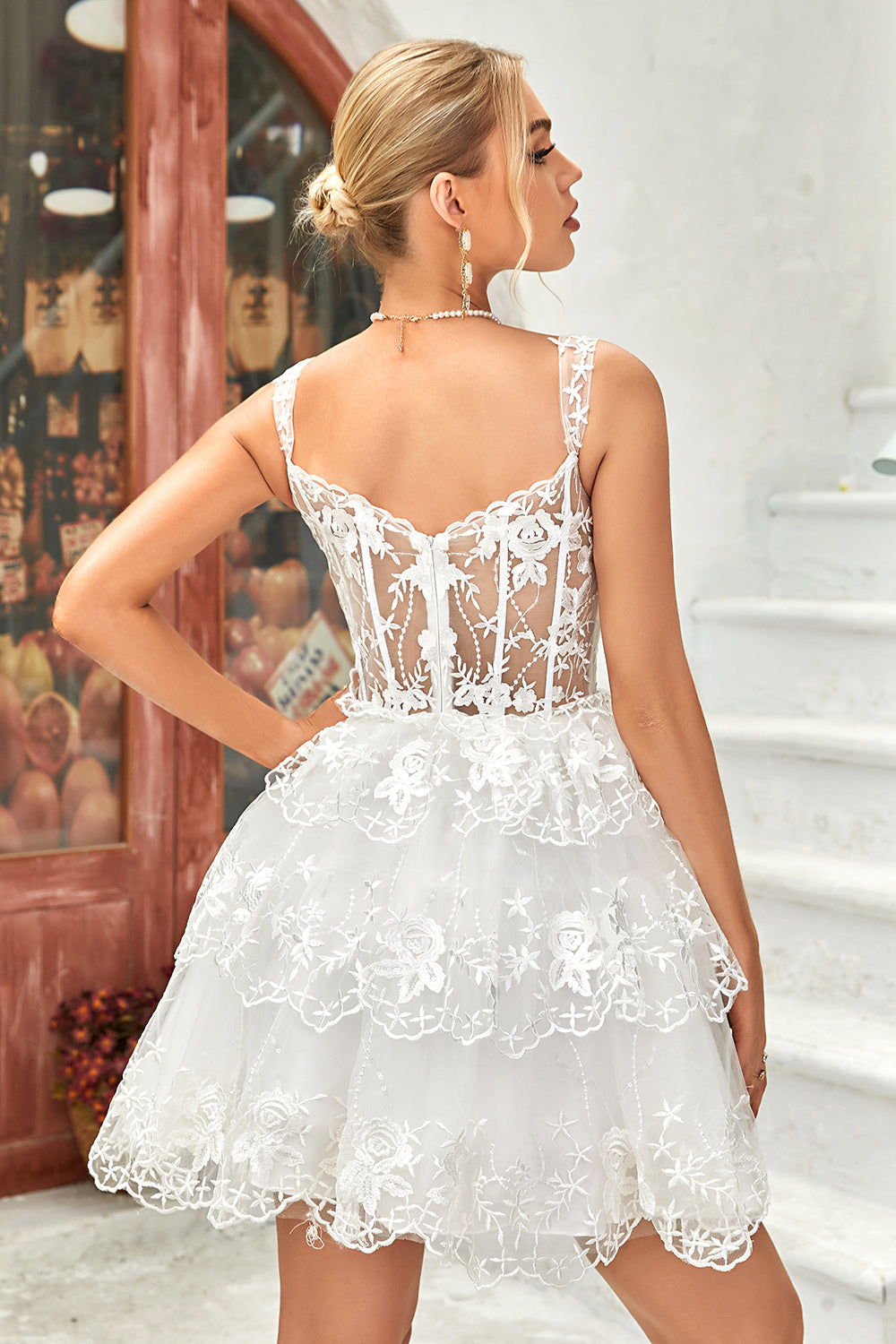 Robe de bal courte bleu foncé scintillante à corset et volants en dentelle