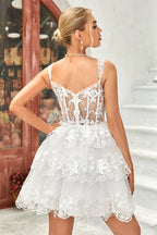 Robe de bal courte bleu foncé scintillante à corset et volants en dentelle