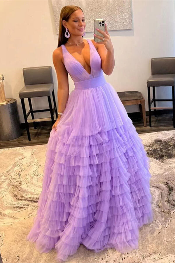 Vestido de graduación de corte A con hombros descubiertos y escote en V con etéreas capas de tul